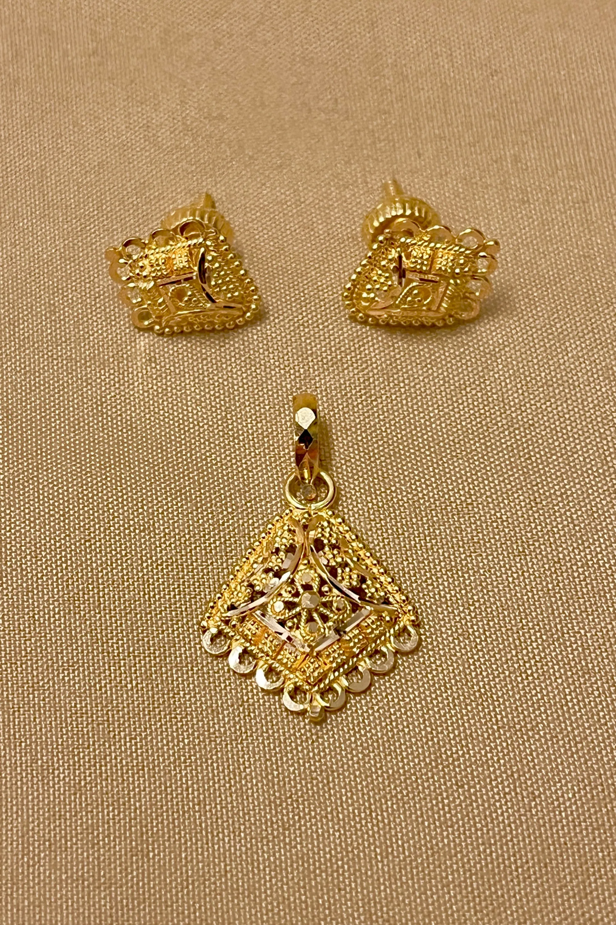 22 KT Gold Engraved Pendant Set (D124)