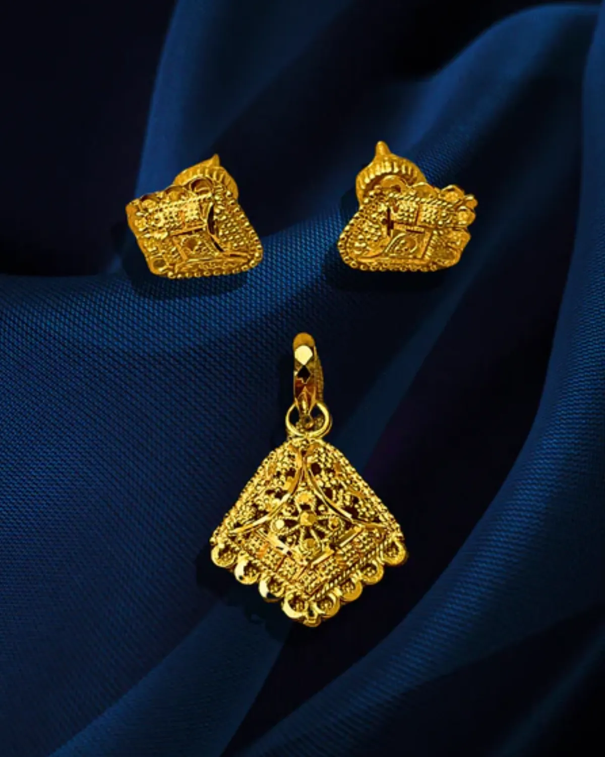 22 KT Gold Engraved Pendant Set (D124)