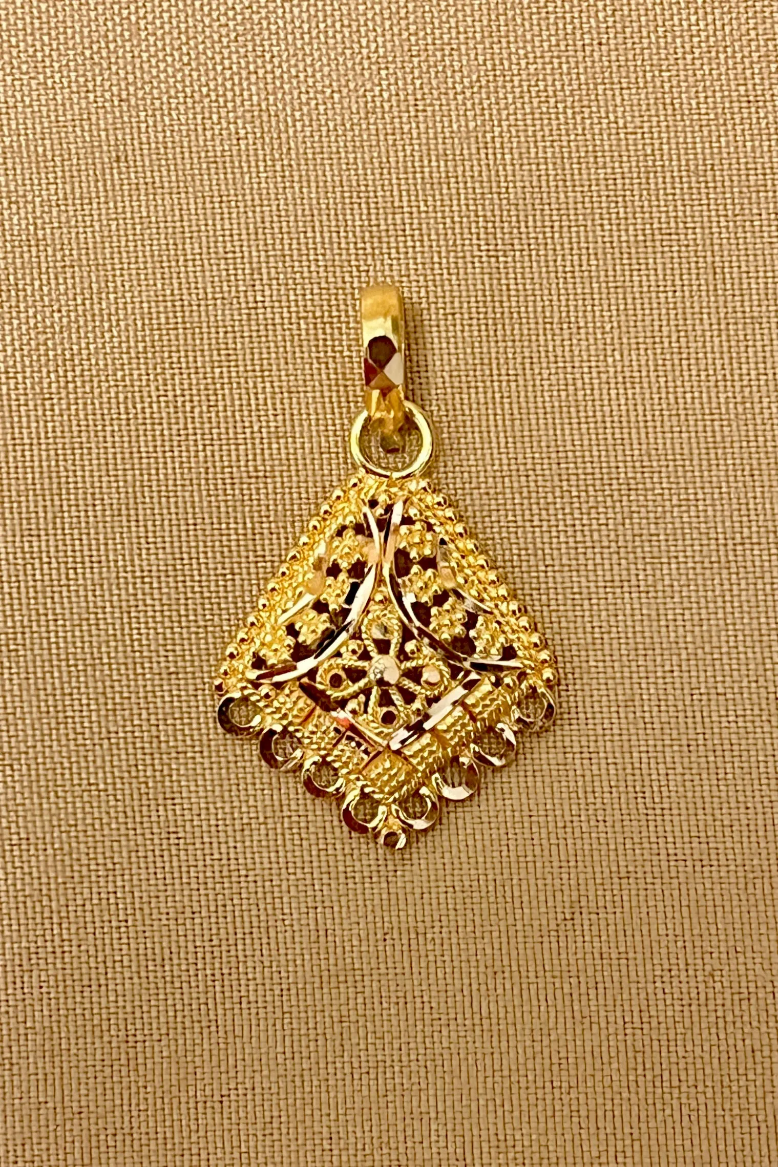 22 KT Gold Engraved Pendant Set (D124)