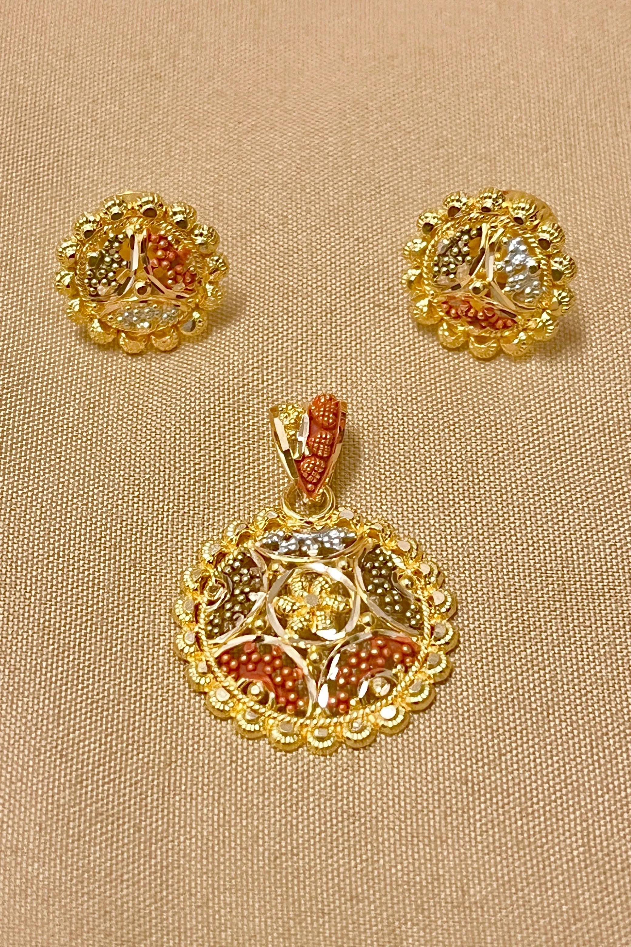 22 KT Gold Traditional Round Multicolor Pendant Set (D123)
