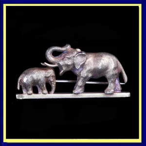 Antique Victorian Brooch 18k Gold Elephant Baby Elephant Unisex Happy (7219)